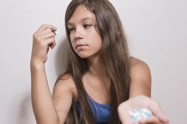 Depressieve tiener met pillen — Stockfoto