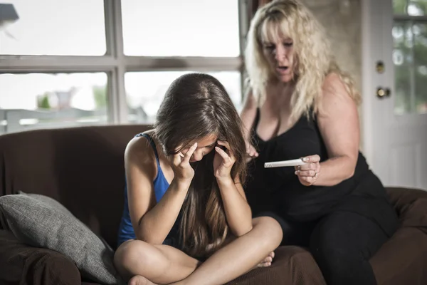 Triste e assustado adolescente segurando um teste de gravidez — Fotografia de Stock