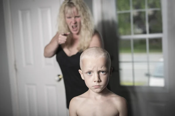 Madre infeliz en casa — Foto de Stock