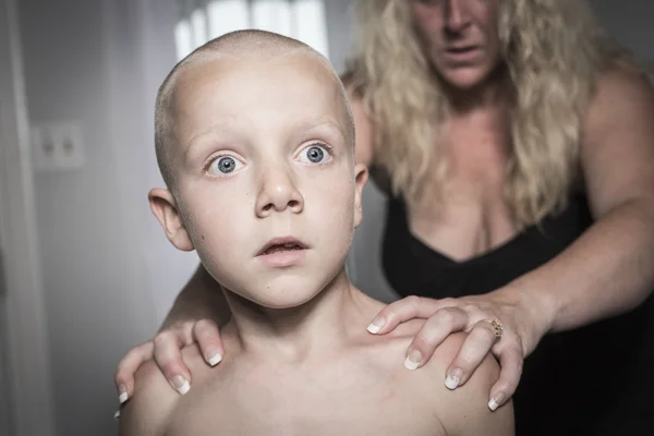 Mãe infeliz em casa — Fotografia de Stock