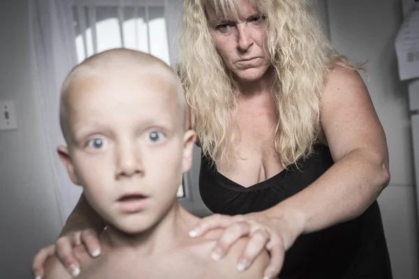 Mãe infeliz em casa — Fotografia de Stock