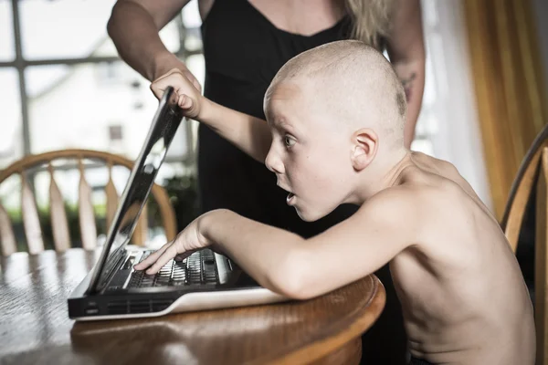 Garçon avec la dépendance Internet — Photo