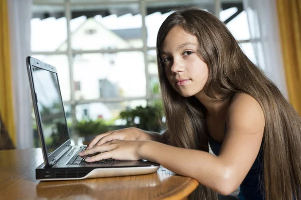 Girl using laptop computer at home — Stock Photo, Image