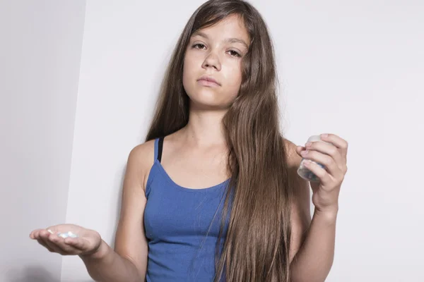 Adolescente deprimido con pastillas — Foto de Stock