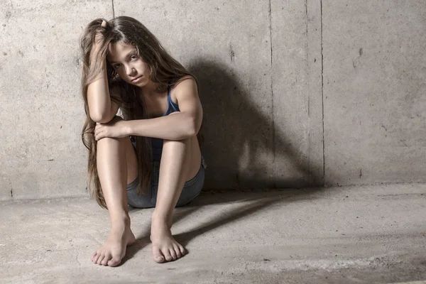 Ragazza triste e sola accanto al muro — Foto Stock