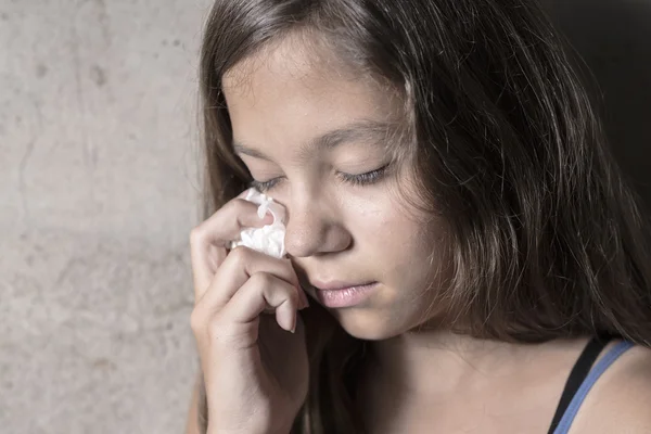 Ragazza triste e sola accanto al muro — Foto Stock