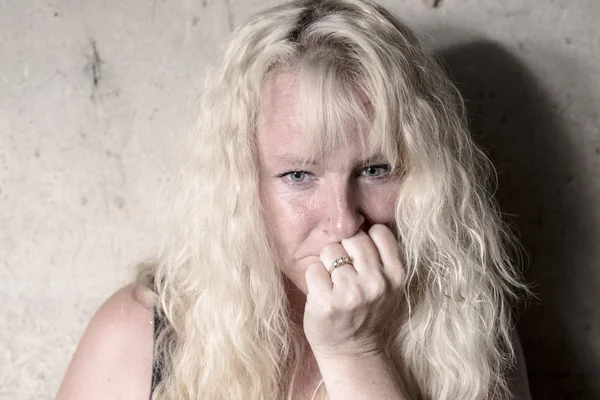Mujer deprimida persona con fondo de hormigón —  Fotos de Stock