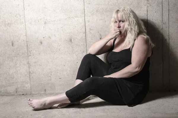 Wcisnąć osoby Kobieta z betonu podłoże — Zdjęcie stockowe