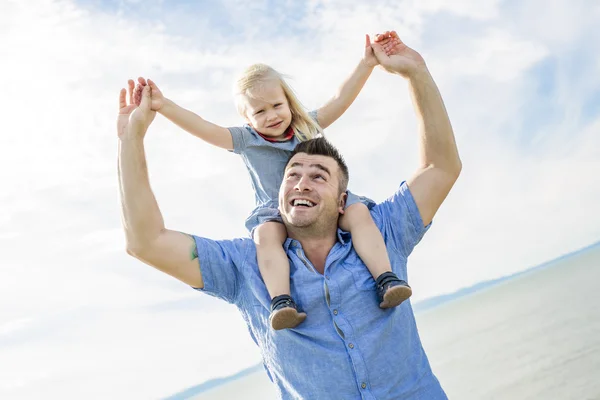 Padre e hija jugando, divirtiéndose juntos — Foto de Stock