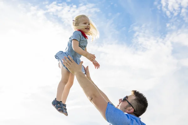 Padre e figlia giocare, divertirsi insieme — Foto Stock