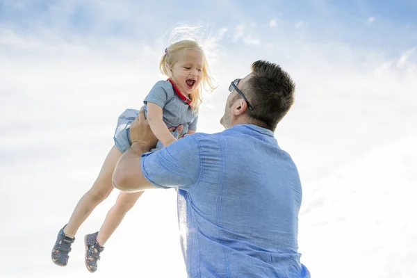 Vader en dochter spelen, plezier samen — Stockfoto