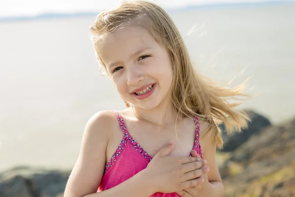 可爱的小女孩站接近日落海滩 — 图库照片