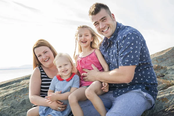 Familie hebben geweldige tijd Oceaan — Stockfoto