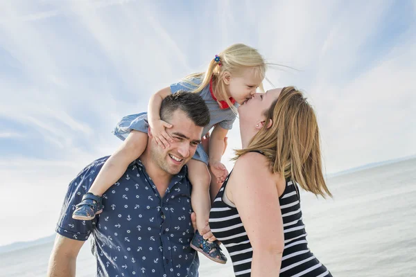 Família de três na praia se divertindo juntos — Fotografia de Stock