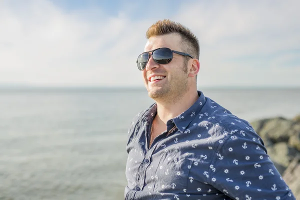 Portrait d'homme mi-adulte en chemise bleue côté plage — Photo