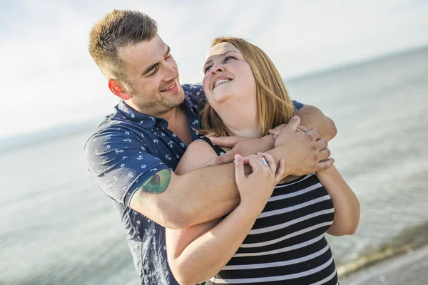 Retrato de pareja joven en la playa — Foto de Stock