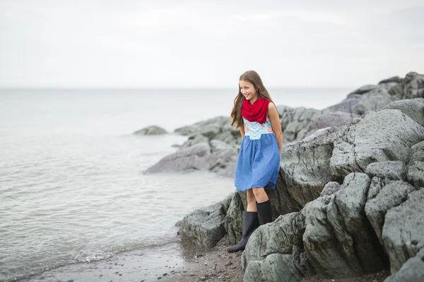 女の子、雨を楽しんでいると、外楽しむビーチ灰色の雨 — ストック写真