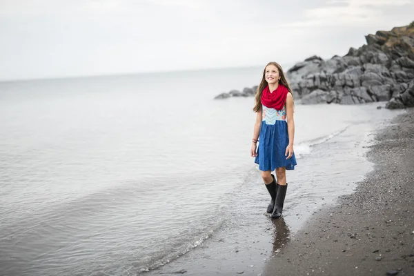 Mädchen genießen den Regen und haben Spaß draußen am Strand eine graue regnerische — Stockfoto