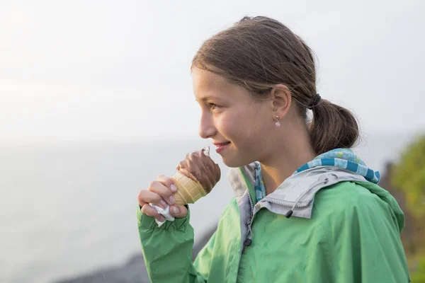 Женщина ест вкусное мороженое на закате . — стоковое фото