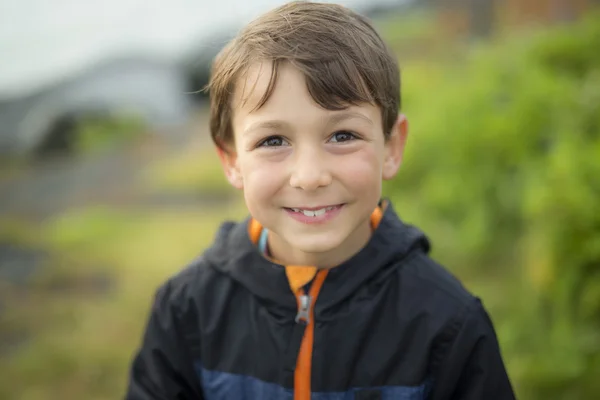 Niño en la hierba al atardecer —  Fotos de Stock