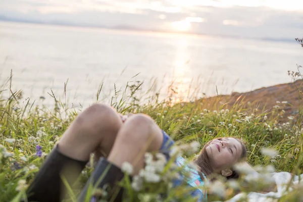 Dospívající dívka při západu slunce na straně moře — Stock fotografie