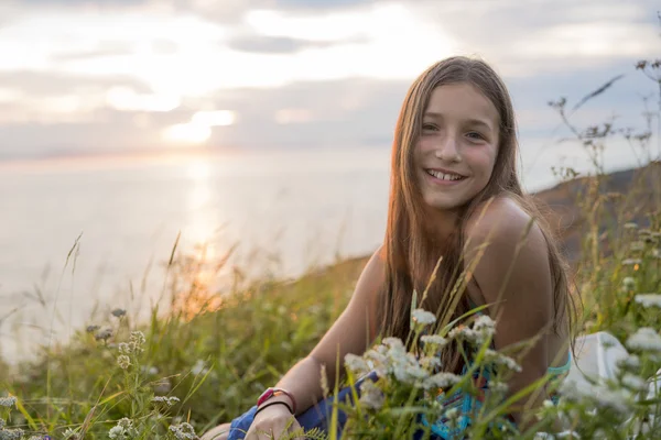 Tonåring flicka vid solnedgången på sidan av havet — Stockfoto
