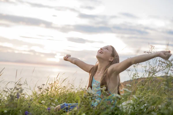 Ragazza adolescente al tramonto sul lato del mare — Foto Stock