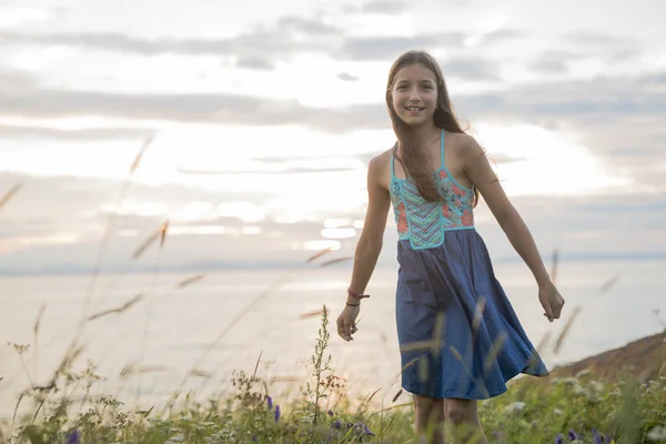 Teenager girl at sunset on the side of the sea — Stock Photo, Image