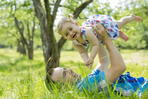 Pai com seu bebê ao ar livre no parque — Fotografia de Stock