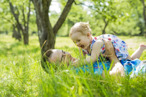 Vater mit Baby im Park — Stockfoto