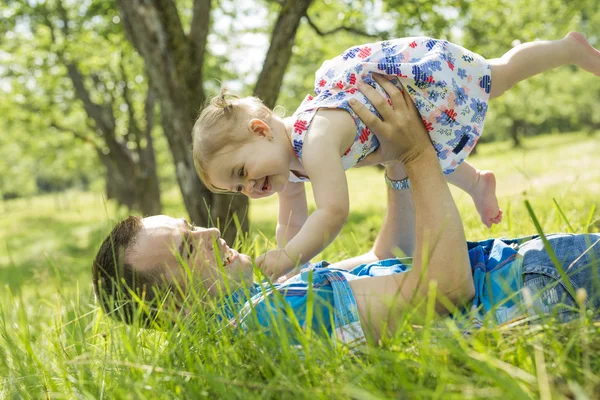 Pai com seu bebê ao ar livre no parque — Fotografia de Stock