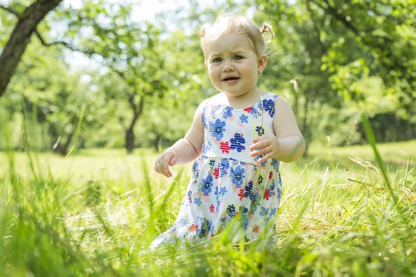 森林公園の少女 — ストック写真