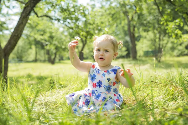 Kleines Mädchen im Waldpark — Stockfoto