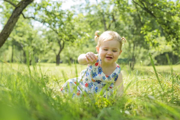 森林公園の少女 — ストック写真