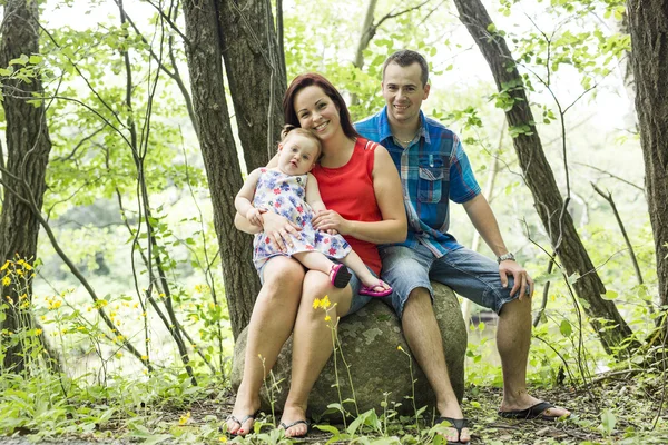 Şirin Bebek kız ormanın içinde doğa ile aile — Stok fotoğraf