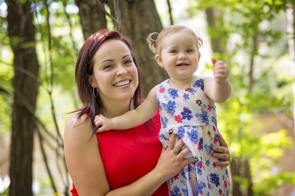 Mutter und Tochter im Wald haben Spaß — Stockfoto