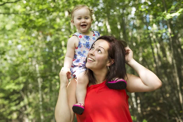Mutter und Tochter im Wald haben Spaß — Stockfoto