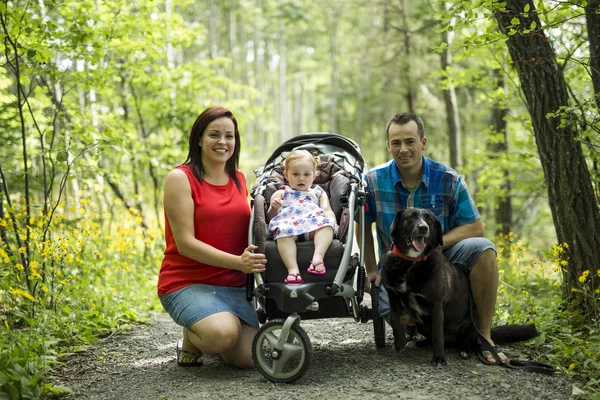 Şirin Bebek kız ormanın içinde doğa ile aile — Stok fotoğraf