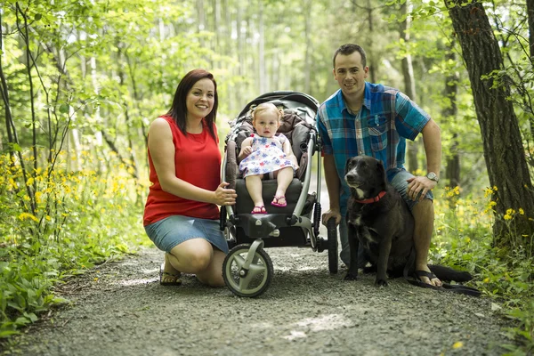 Família com bebê bonito menina Natureza na floresta — Fotografia de Stock