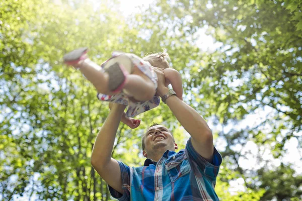 Padre con il suo bambino all'aperto al parco — Foto Stock
