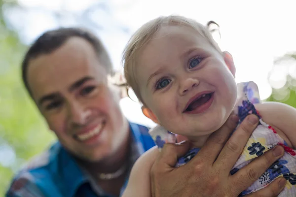 Father with her baby outdoor at park — Stock Photo, Image