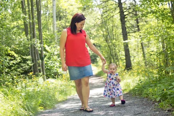 Mutter und Tochter im Wald haben Spaß — Stockfoto