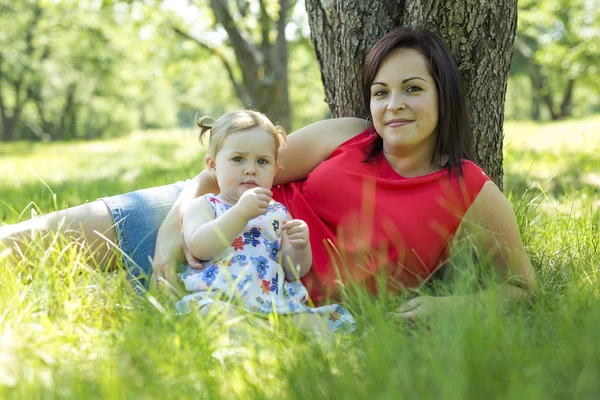 Mutter und Tochter im Wald haben Spaß — Stockfoto