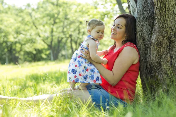 Mutter und Tochter im Wald haben Spaß — Stockfoto