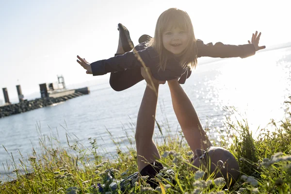 父と海での休暇を楽しんでいる彼女の子 — ストック写真