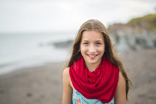 Meisje geniet van de regen en plezier buiten op het strand een regenachtige grijs — Stockfoto