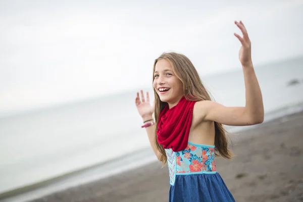 Ragazza godendo la pioggia e divertirsi fuori sulla spiaggia una pioggia grigia — Foto Stock