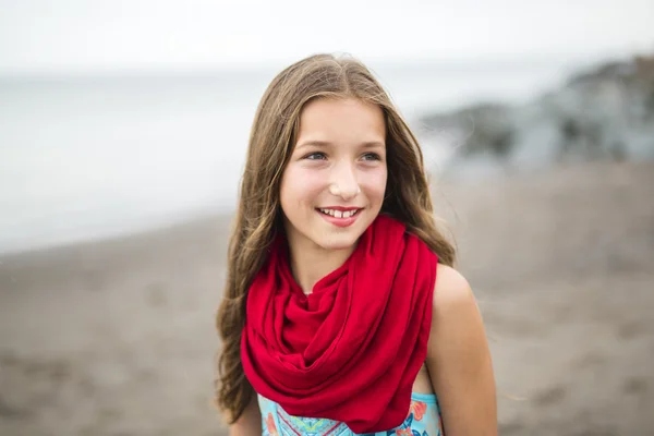 Meisje geniet van de regen en plezier buiten op het strand een regenachtige grijs — Stockfoto