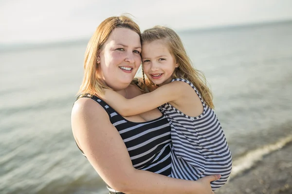 Anne ve kızı eğleniyor sahil tarafında — Stok fotoğraf