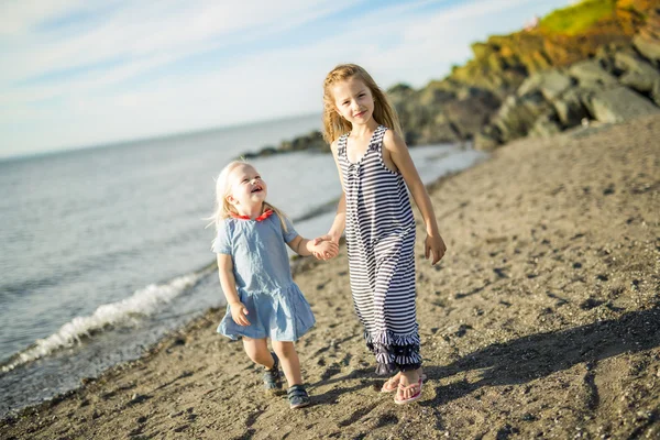 Sisters at the beach on sunset — Stock Photo, Image